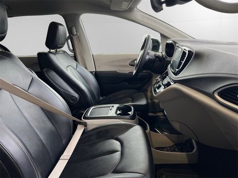 Used 2024 Chrysler Pacifica Select image 15