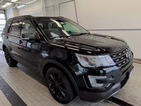 Used 2017 Ford Explorer XLT w/ Equipment Group 202A image 8