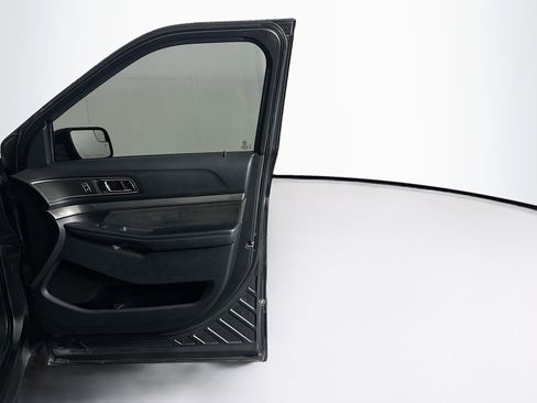Used 2018 Ford Explorer XLT w/ Equipment Group 202A FWD image 34