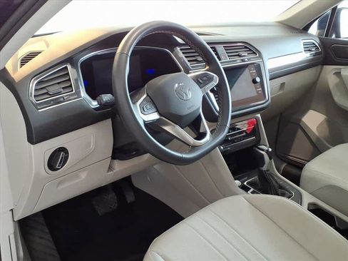 Used 2023 Volkswagen Tiguan SE w/ Panoramic Sunroof Package image 9