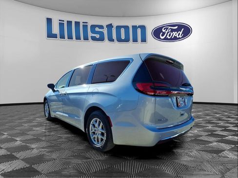 Used 2024 Chrysler Pacifica Touring-L image 4