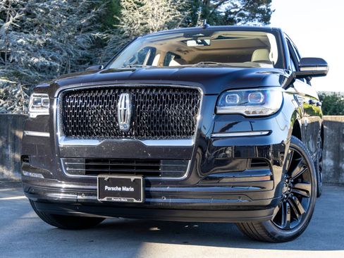 Used 2023 Lincoln Navigator Reserve AWD/4WD image 7