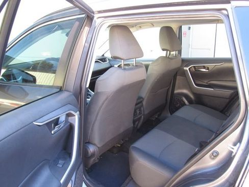 Used 2019 Toyota RAV4 XLE w/ Carpet Mat Package AWD/4WD image 13