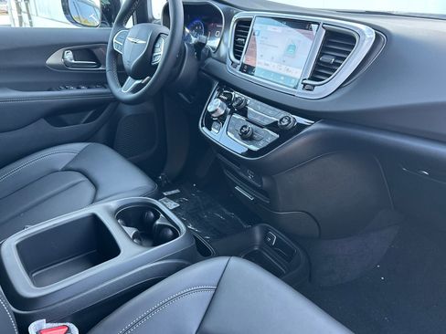 New 2026 Chrysler Voyager LX image 17