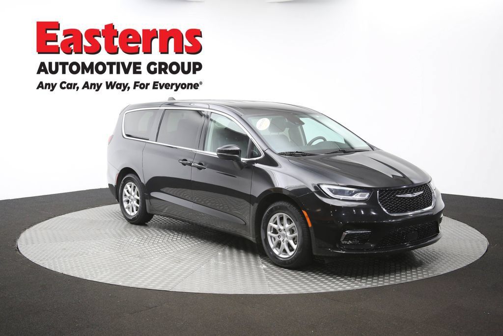 Used 2023 Chrysler Pacifica Touring-L FWD image 53