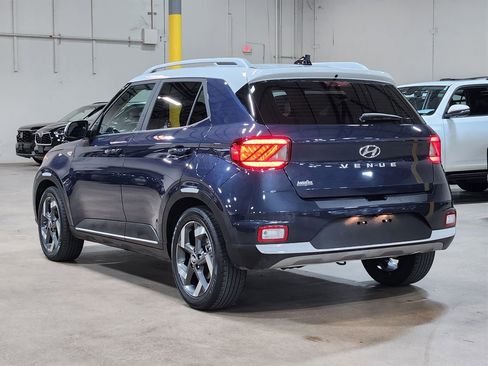 Used 2021 Hyundai Venue FWD image 11