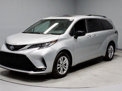 Used 2022 Toyota Sienna XSE image 8