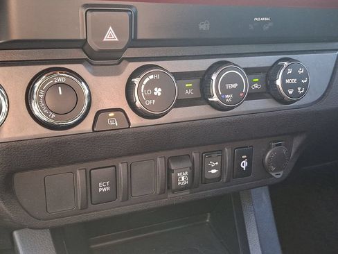 Used 2019 Toyota Tacoma TRD Sport AWD/4WD image 18