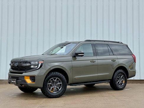 Used 2025 Ford Expedition Tremor image 2