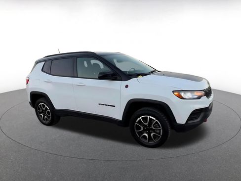 Used 2025 Jeep Compass Trailhawk image 2
