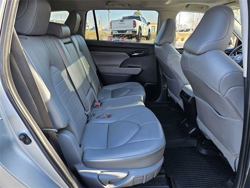 Used 2021 Toyota Highlander XLE image 15