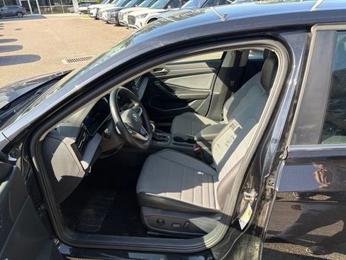 Used 2025 Volkswagen Jetta SE FWD image 18