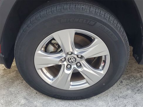 Used 2022 Toyota RAV4 XLE image 4