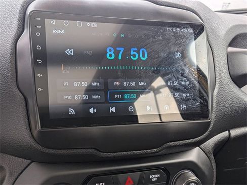 Used 2018 Jeep Renegade Latitude w/ Cold Weather Group image 22