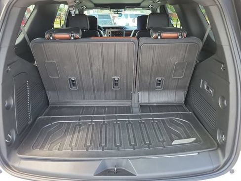 Used 2024 GMC Yukon Denali Ultimate w/ LPO, Illumination Package AWD/4WD image 9