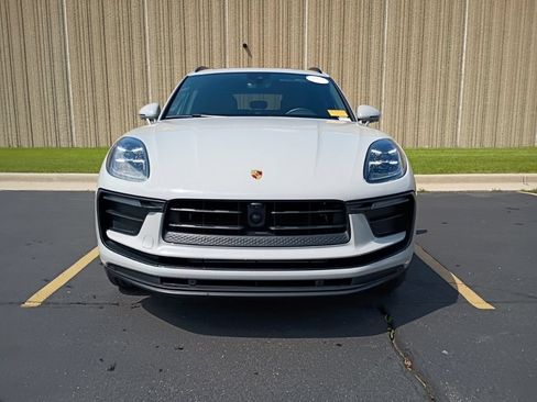 Certified 2025 Porsche Macan AWD/4WD image 9