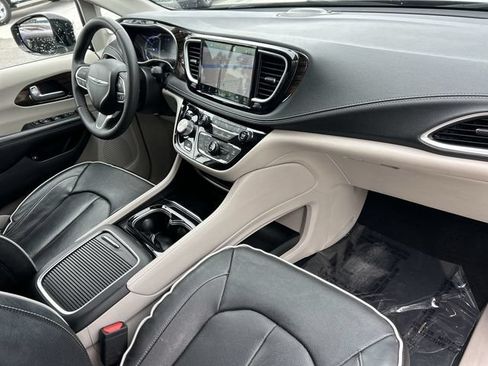 Used 2023 Chrysler Pacifica Limited FWD image 13