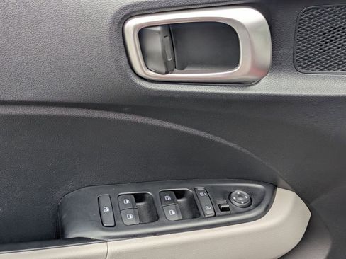 Used 2025 Hyundai Venue SEL FWD image 13