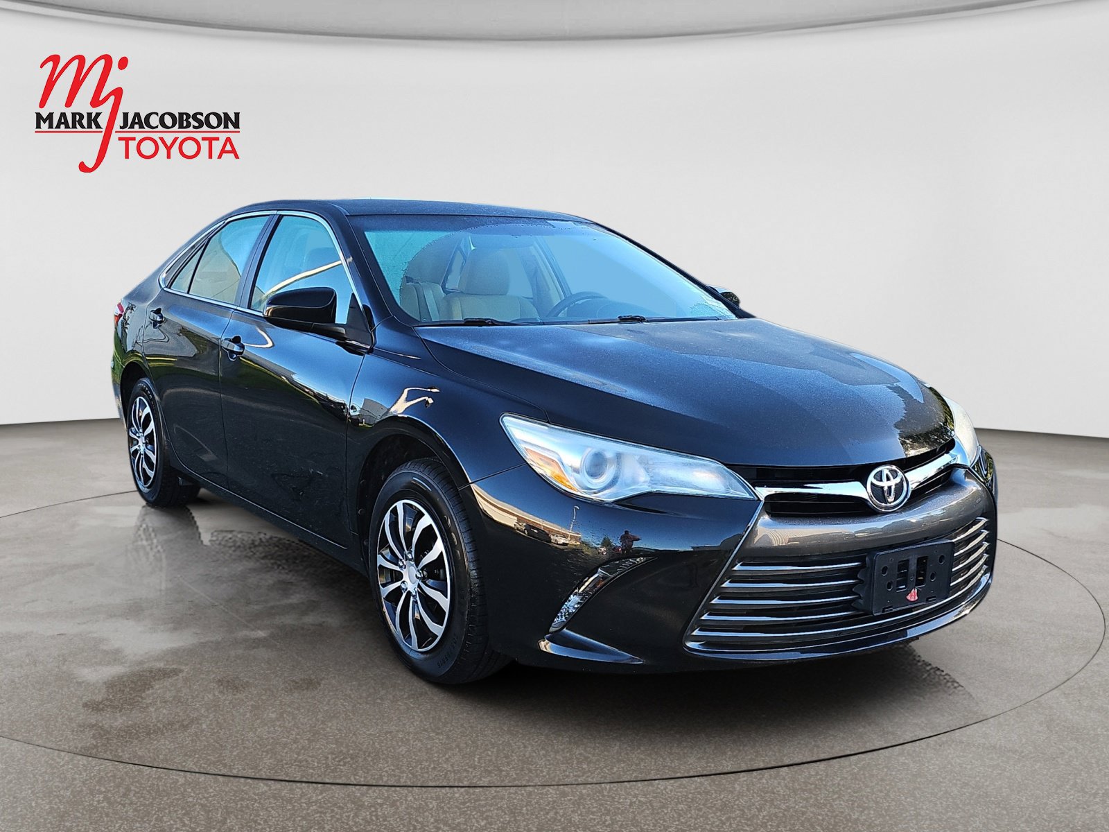 Used 2017 Toyota Camry LE FWD image 4