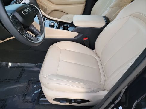 Used 2024 Jeep Grand Cherokee L Limited RWD image 9