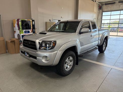 Used 2006 Toyota Tacoma PreRunner RWD image 2