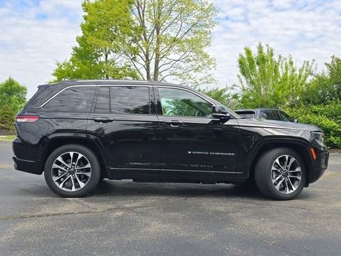 Used 2023 Jeep Grand Cherokee Overland w/ Luxury Tech Group IV AWD/4WD image 34