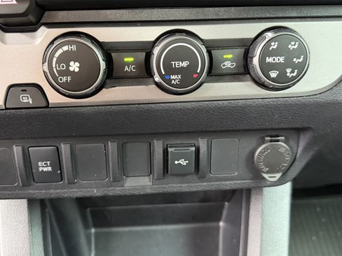 Used 2020 Toyota Tacoma SR w/ SR Convenience Package RWD image 28