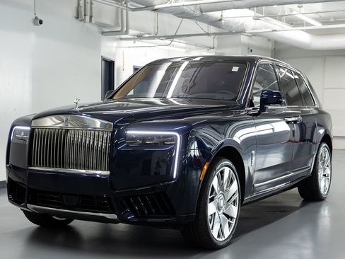 Certified 2025 Rolls-Royce Cullinan AWD/4WD image 2
