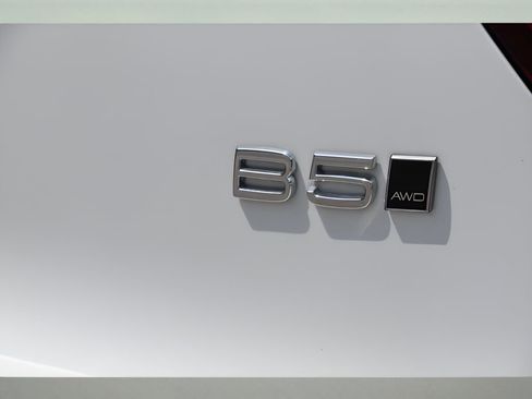 Certified 2025 Volvo XC40 B5 Ultra w/ Protection Package Premier image 18