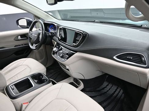 Used 2021 Chrysler Pacifica Touring-L image 29