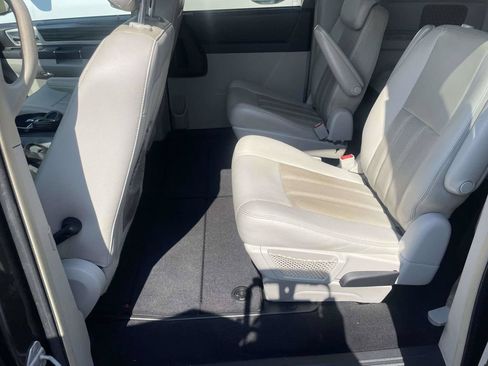 Used 2010 Chrysler Town & Country Touring FWD image 11