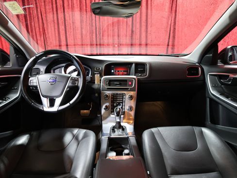 Used 2018 Volvo S60 T5 Inscription image 15