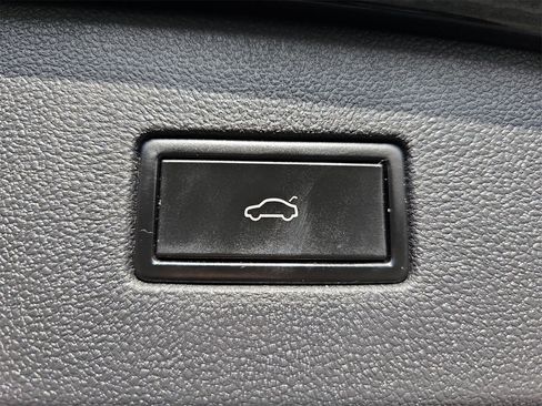 Certified 2020 Volkswagen Tiguan SEL image 15