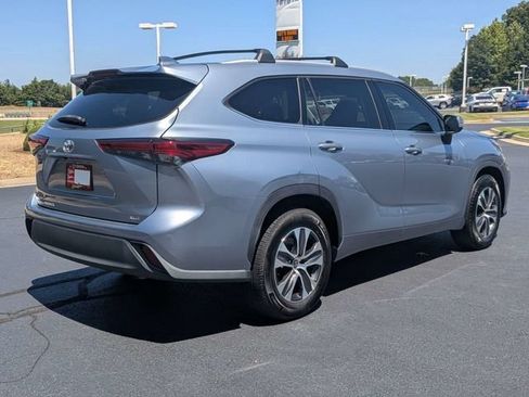Used 2022 Toyota Highlander XLE FWD image 3