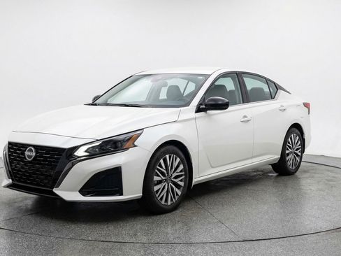 Used 2025 Nissan Altima 2.5 SV image 3