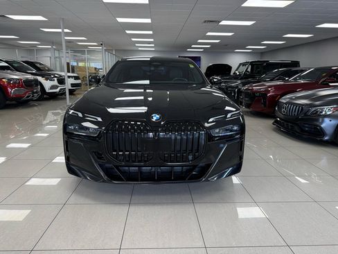 Used 2024 BMW 740i w/ Premium Package image 4