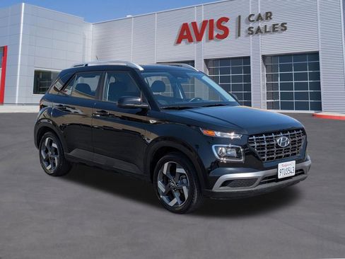 Used 2025 Hyundai Venue SEL FWD image 3