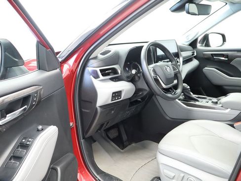 Used 2022 Toyota Highlander Platinum AWD/4WD image 32