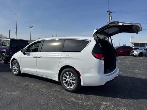 New 2026 Chrysler Pacifica Limited FWD image 18