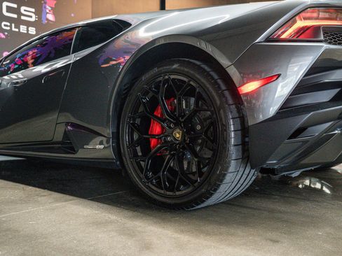 Used 2021 Lamborghini Huracan EVO RWD image 17