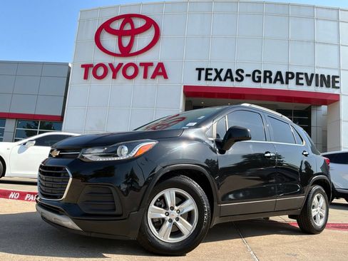 Used 2019 Chevrolet Trax LT w/ LT Convenience Package FWD image 2