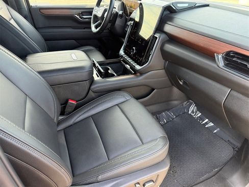 Used 2025 GMC Yukon XL Denali image 29