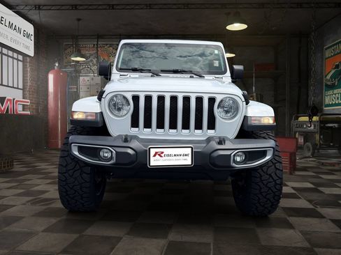 Used 2018 Jeep Wrangler Unlimited Sahara AWD/4WD image 2