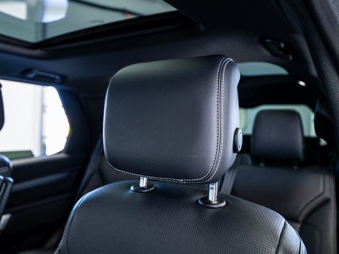 Used 2024 Land Rover Discovery Dynamic SE image 39