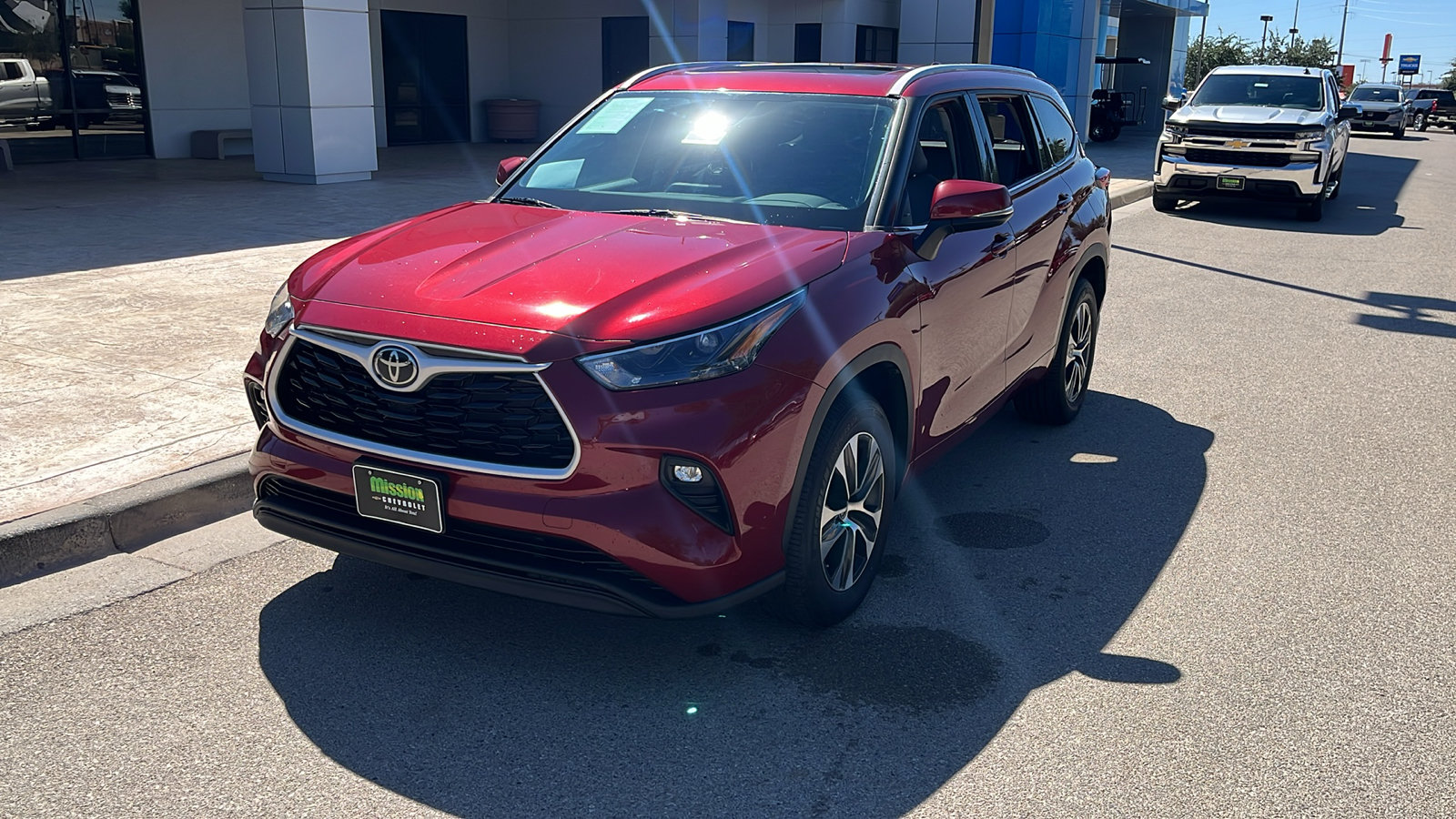 Used 2022 Toyota Highlander XLE FWD image 3