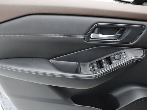 Used 2023 Nissan Rogue SV w/ SV Premium B Package image 15