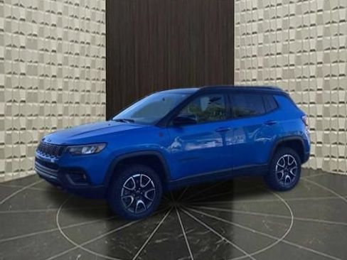 Used 2025 Jeep Compass Trailhawk w/ Trailhawk Convenience Group AWD/4WD image 8
