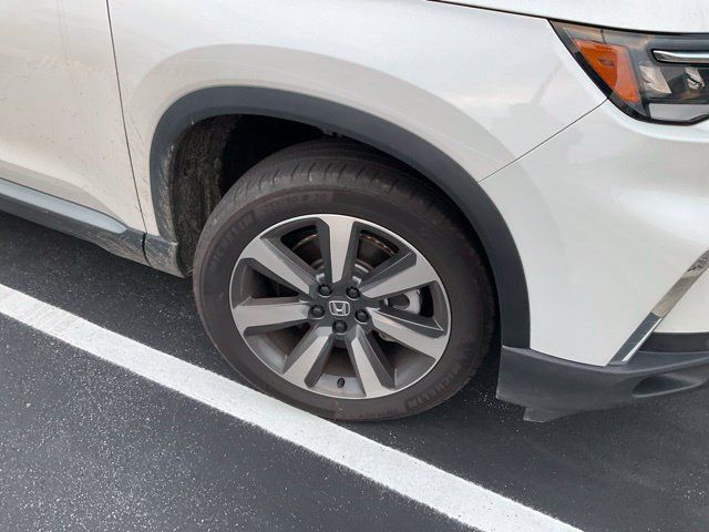 Used 2025 Honda Pilot Touring image 3