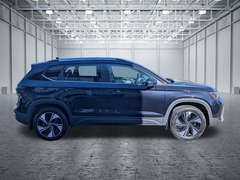 Used 2025 Volkswagen Taos SE w/ Panoramic Sunroof Package AWD/4WD image 6