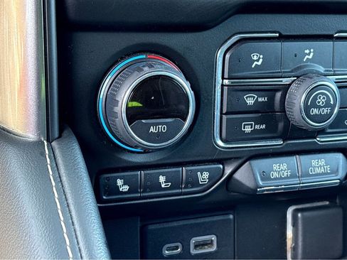 Used 2022 Chevrolet Suburban Premier AWD/4WD image 7